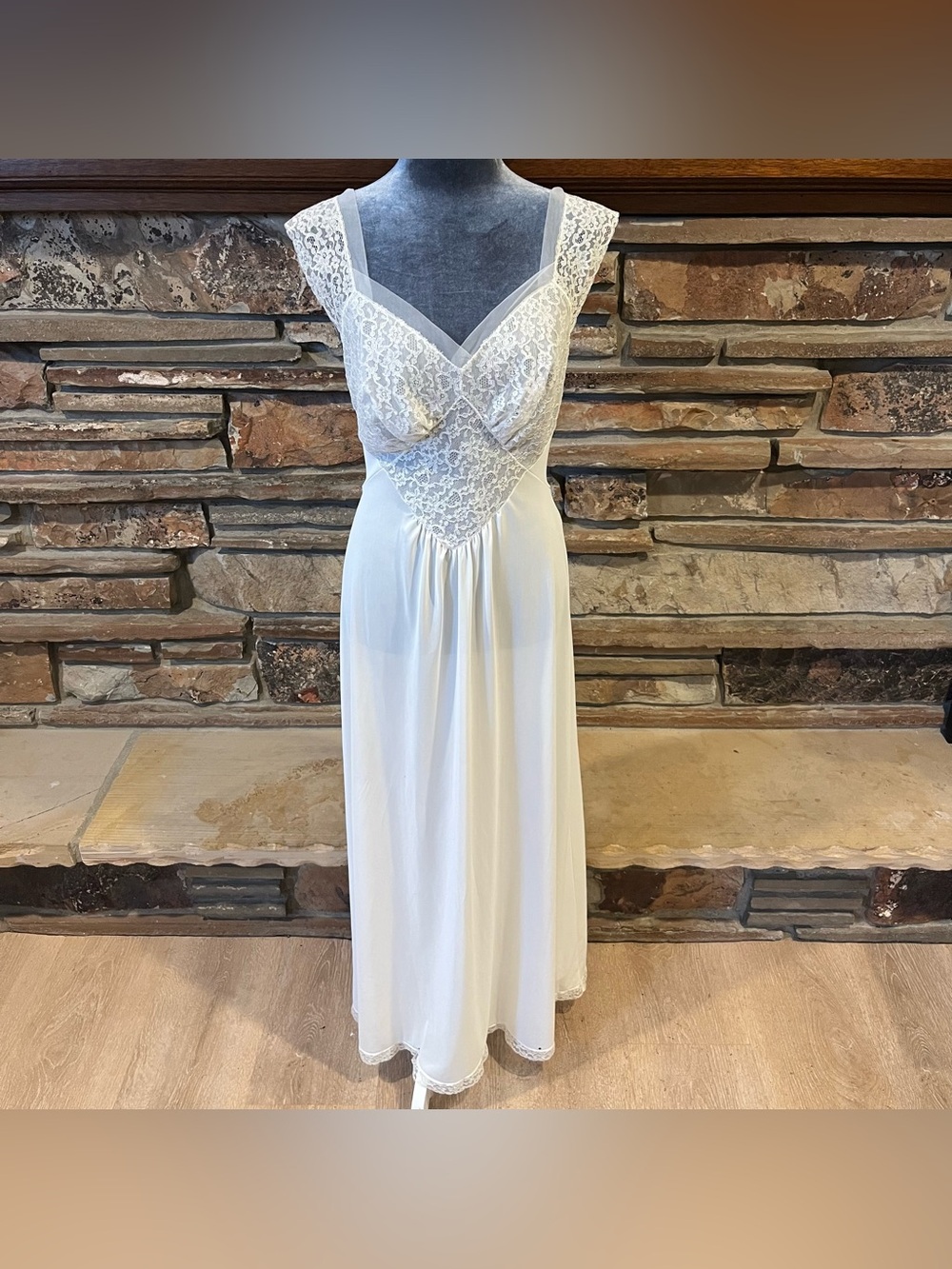 Vintage Vanity Fair Elegant Lace-Trimmed Night Dress in Ivory